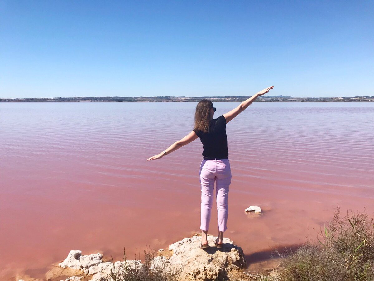 Розовое озеро. Поселок Торревьеха, Испания.