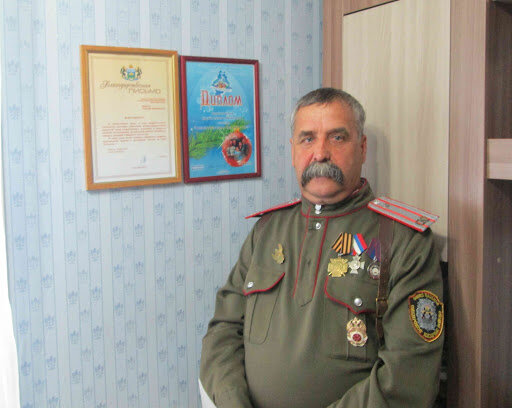 Лупатый, школьник еще, молод и горяч