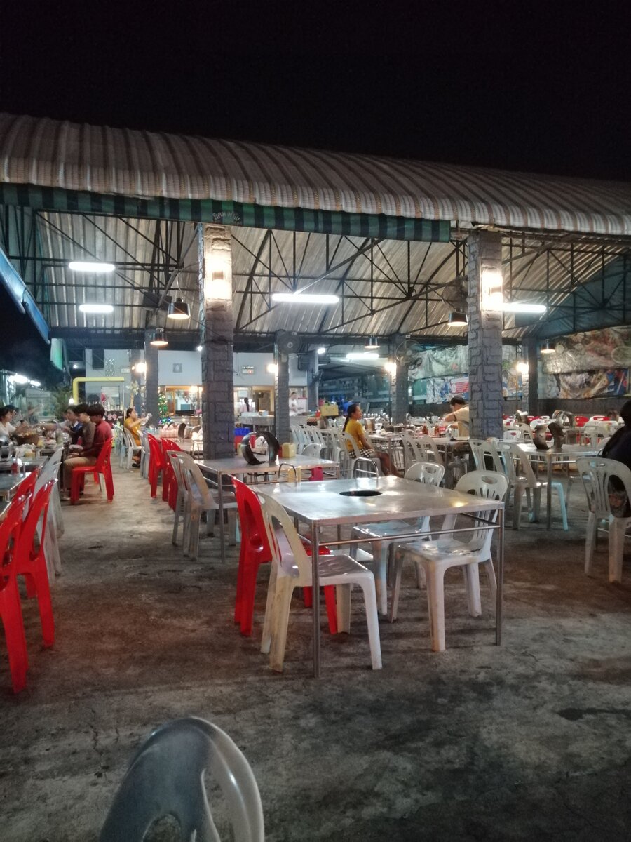 В буфетах всегда поле столов! На фото можно увидеть, что в столах дырки