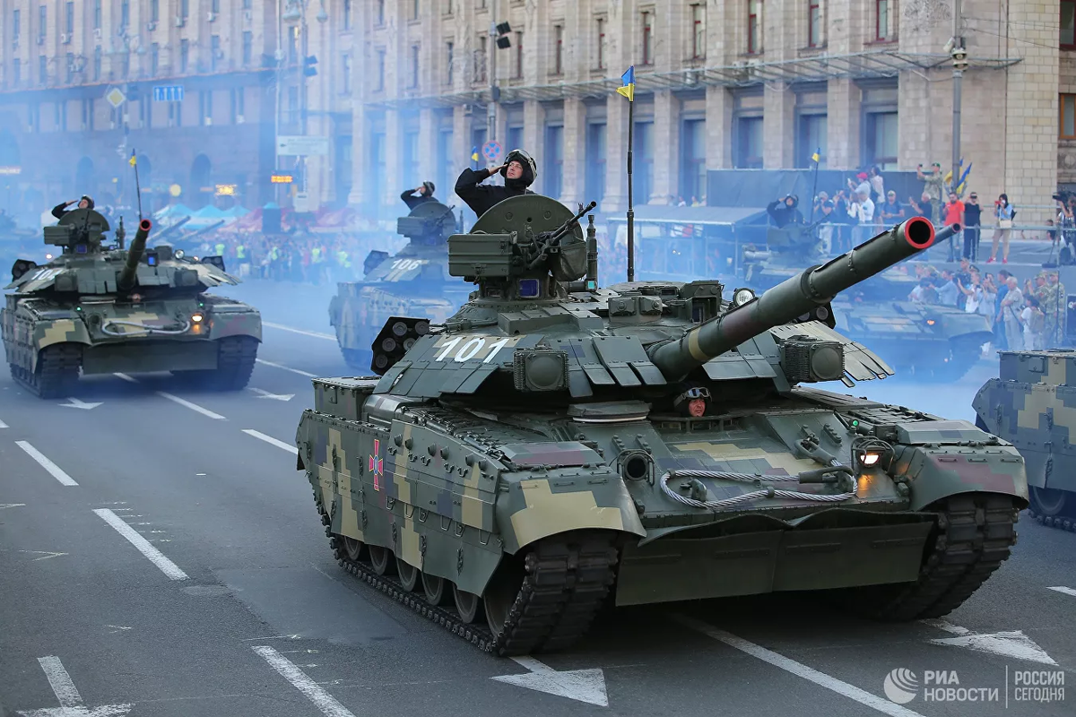 Военный парад в Киеве,танк на фотографии Т-72 «Урал» — советский средний и основной танк.