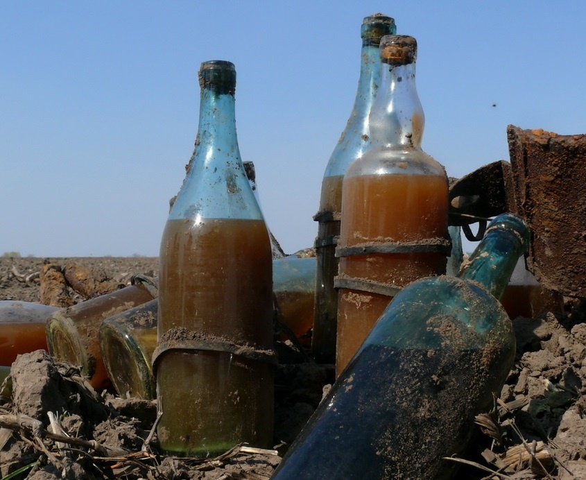 Использованы разные виды бутылок.