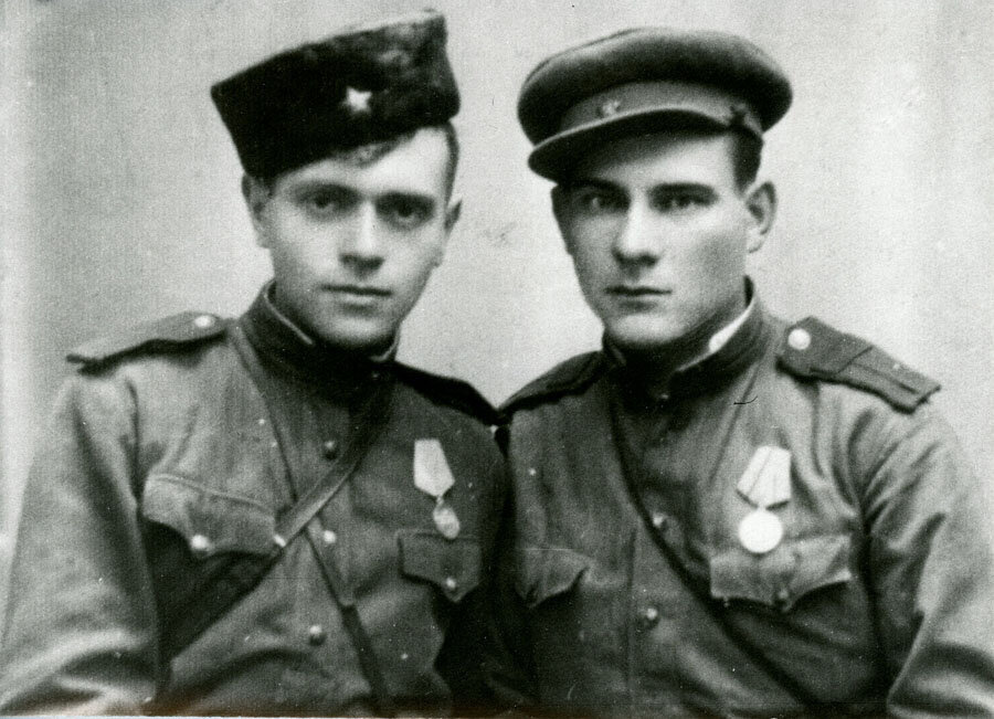 Рядовой Давид Кауфман (слева) на фронте.Фото из открытых источников Интернета.