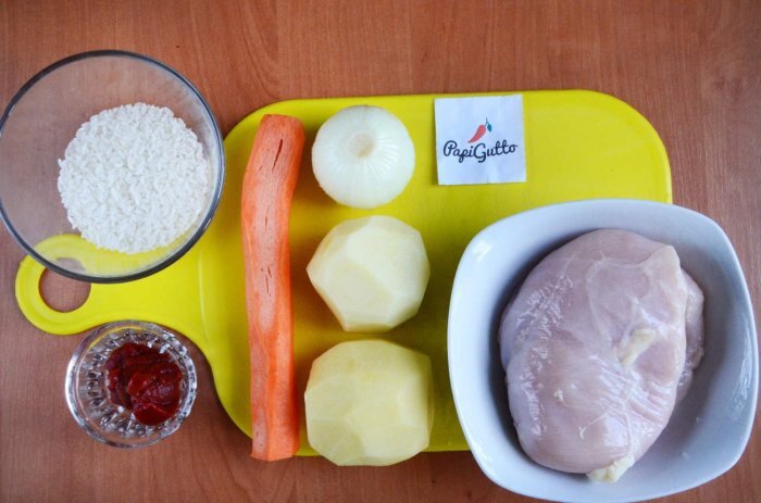 1. Свежие продукты.

Никогда суп из куриных кубиков по аромату и вкусу не сравнится с настоящим, приготовленным из свежих ингредиентов. Лучше всего брать максимально натуральные домашние продукты, у них и аромат лучше, и вкус насыщеннее. А еще домашнее мясо и овощи с огорода без нитратов и добавок содержат больше полезных витаминов и компонентов. Французский шеф-повар Жак Пепен рекомендует попробовать сочетание куриного бульона, чеснока, семян сельдерея, соевого соуса и трав Прованса.