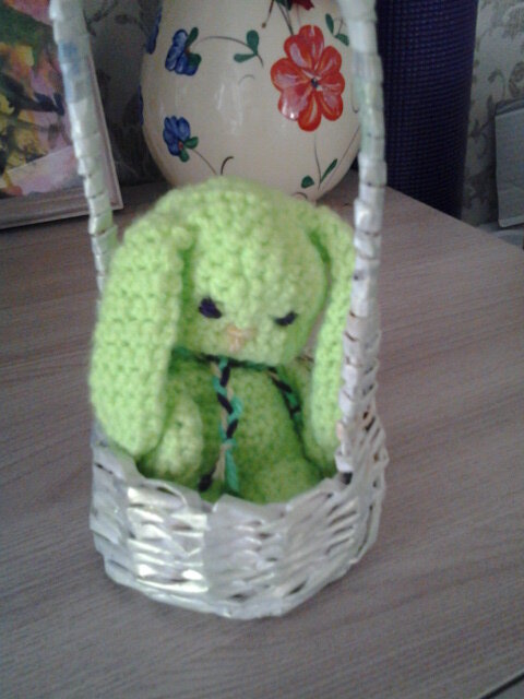 Корзинка из газетных трубочек и связанный зайка