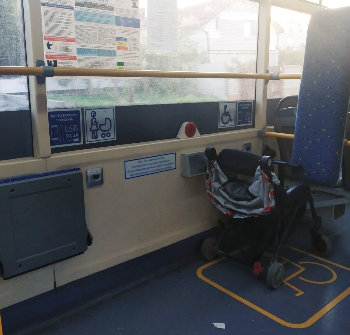 Мы стояли на этом месте, где стоит коляска на фото (фото моё).