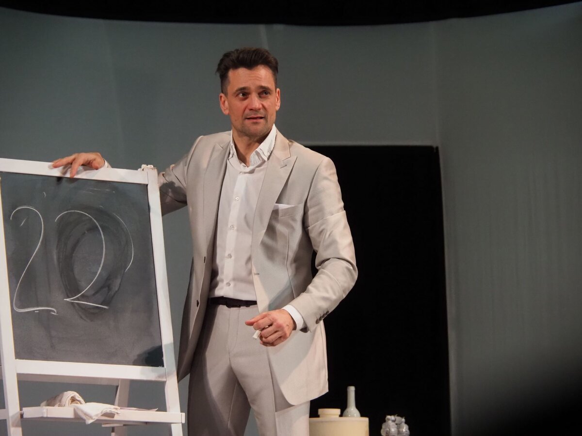 Дмитрий Миллер в спектакле "случайное танго по пьесе Виктора Аима - фото Александр Джус.