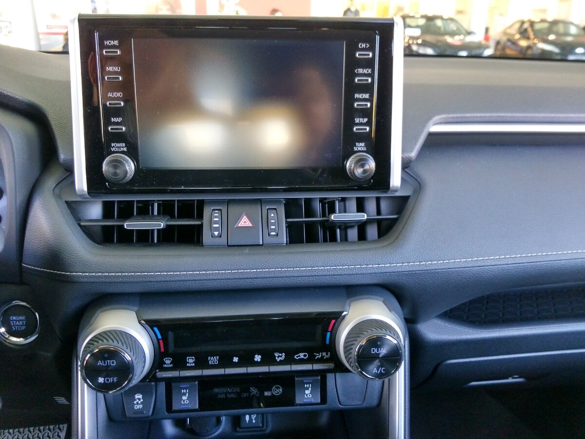 Toyota RAV4: интерьер, мультимедийная система