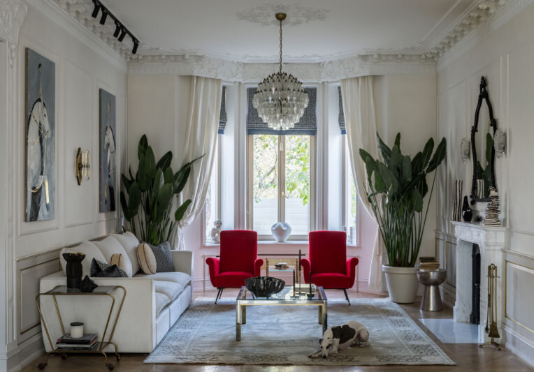 Гостиная. Диван, Moroso; винтажная люстра, Carlo Scarpa; винтажные журнальный стол, сервировочный стол, кресла и бра, все Repeat Story; ковер, “Декораторское ателье Марка Патлиса”; подушки, Enere It. Керамика на столиках, Levadnaja Ceramics; ваза на подоконнике, Farol.