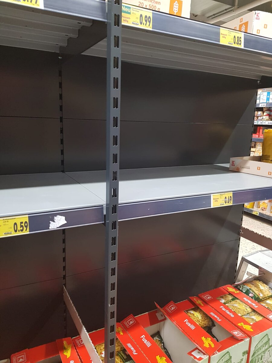 Так сейчас выглядят полки в немецком супермаркете..