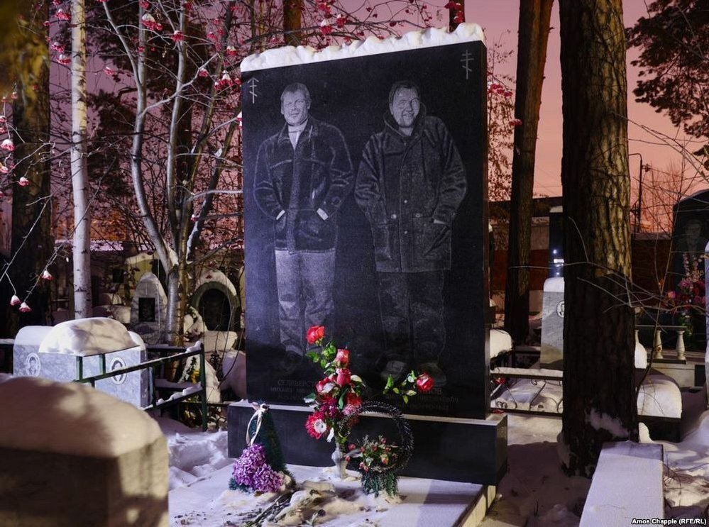 Авторитеты 90 х фото Гангстерское кладбище в Екатеринбурге, Россия, поражает своими необычными надгро