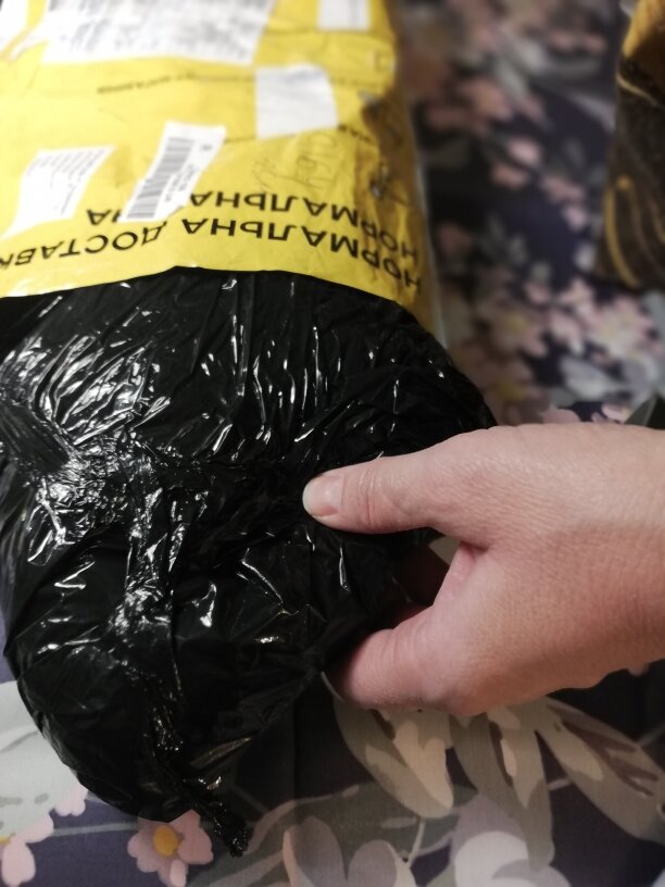 Открываю  и достаю, еще не знаю что там внутри