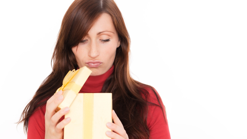 Разочарование подарком. Подарок женщине. Радостная девушка с подарком. Неприятный подарок. Что нельзя дарить парню приметы.
