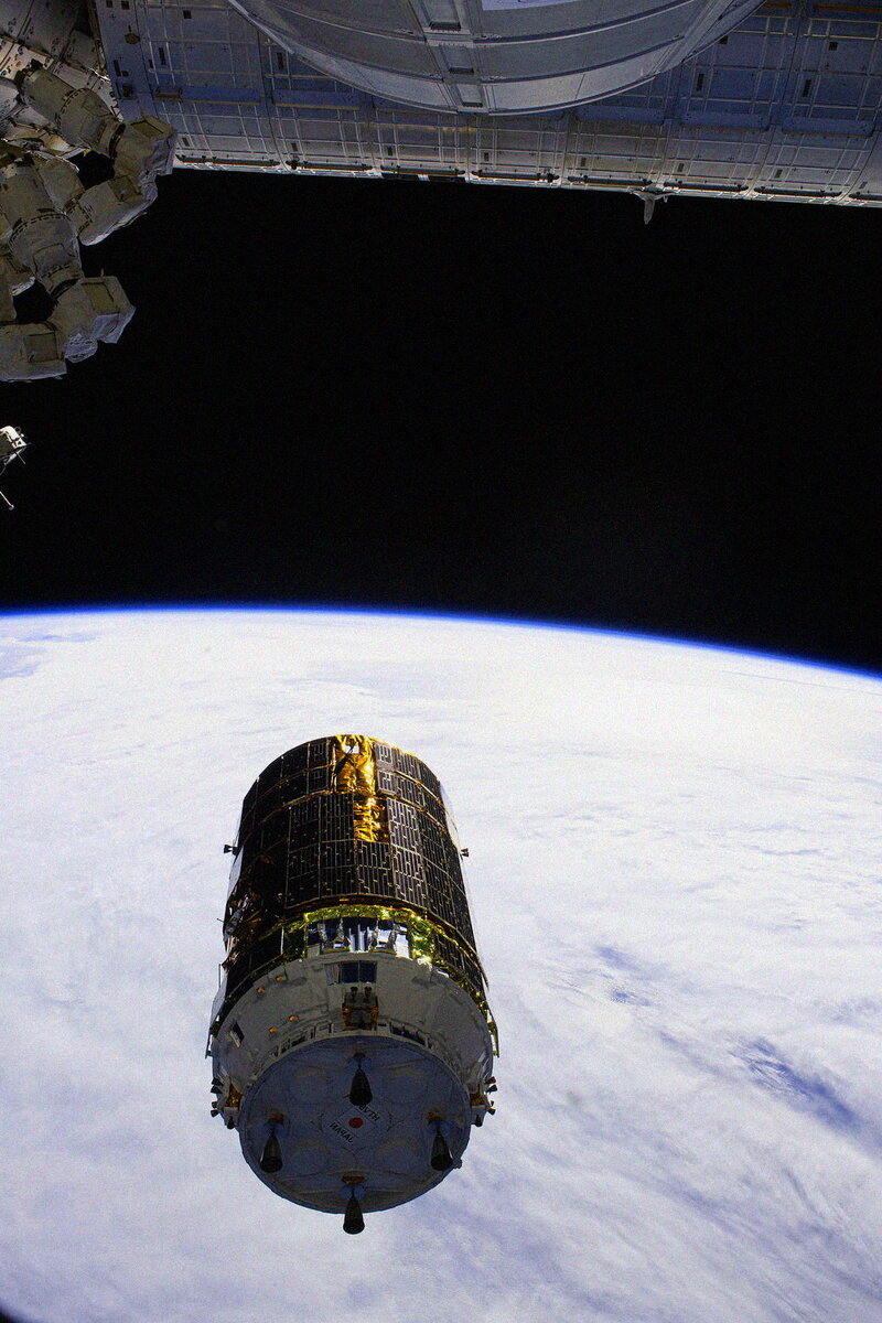 Японский космический грузовик HTV приближается к МКС; Источник фото: Сайт, nasa.gov