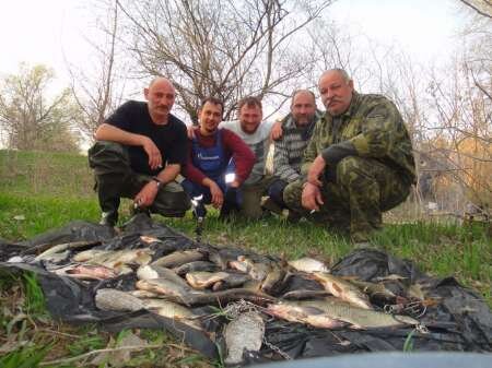 P.S. И как быть рыбаку, если блесной зацепил браконьерскую сеть? Оставить - подло, вытащить - не отмажешься!Улов: щуки, караси и лещиРыбаки и улов рыбы
 