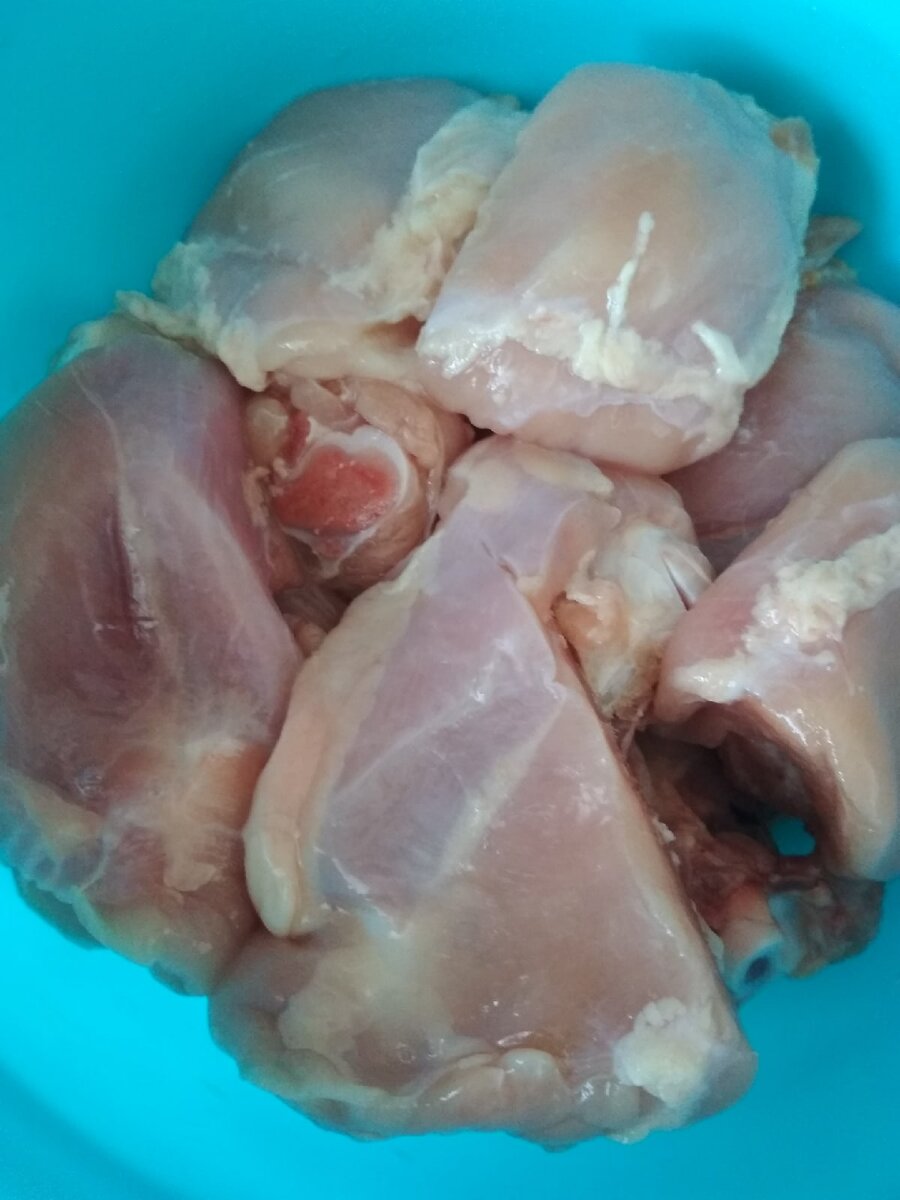 Курицу помыть, удалить кожу. Так она лучше и быстрее промаринуется.