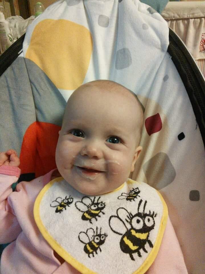 Катя впервые попробовала кабачок