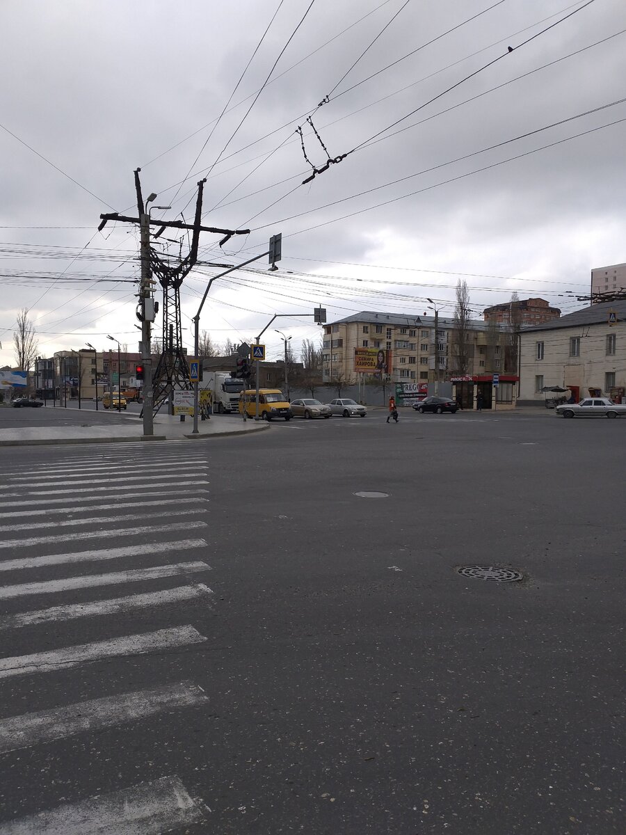 Махачкала. Утро сегодняшнего вторника. Пасмурно, ветер.  В обычные дни на этом перекрестке проспектов Гамидова и Шамиля бывали  автомобильные пробки и людской поток. Это  центр столицы Дагестана...