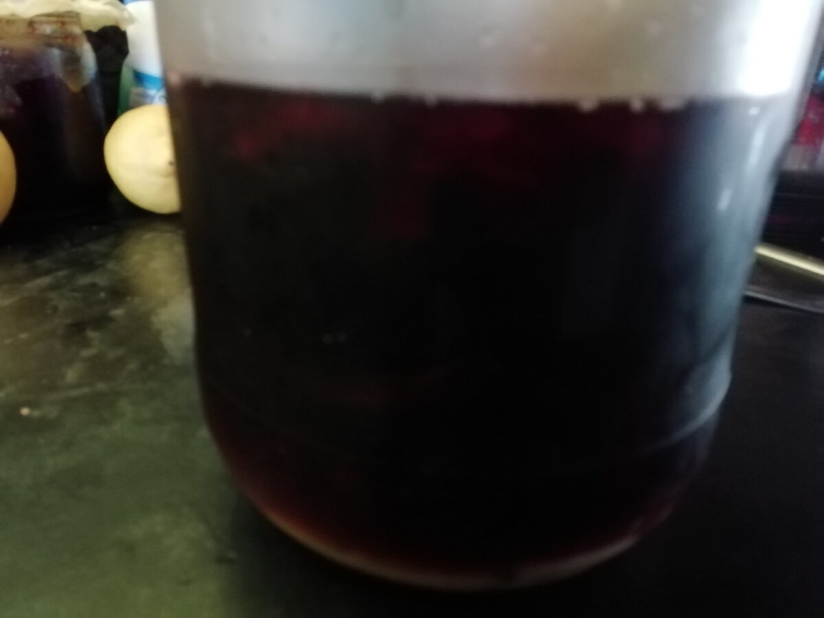 Моя настойка, снизу виднеется нерастворившийся еще мед