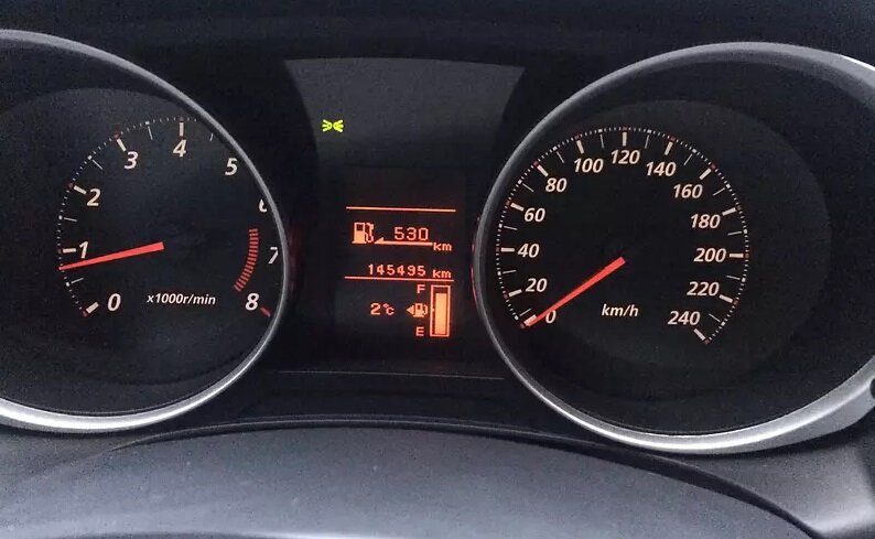 Приборная панель красива и хорошо читается.