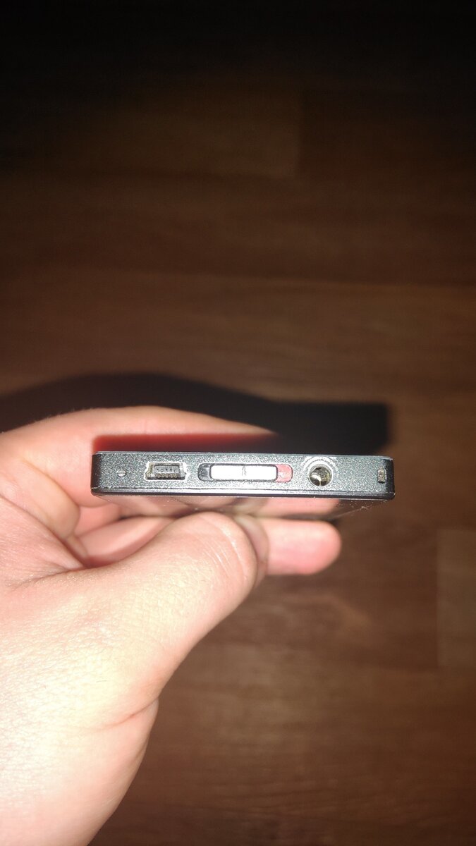 гнездо jack 3.5 мм типичная проблема многих плееров. Отпайка контактов приводит к потере одного из каналов воспроизведения.