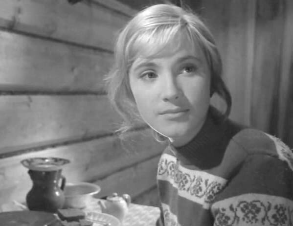 Из открытых источников. Кадр из фильма "Коротко лето в горах" . Юная и трогательная.