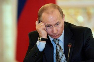 Путина «засыпали» проблемами бизнеса 67 % малых, средних и крупных предприятий и ИП практически разваливаются.
Об этом сообщил в своем докладе бизнес-омбудсмен Борис Титов. 
А как же обещанная поддержка государства?
Проанализировав ситуацию, стало понятно, что такой поддержкой смогли воспользоваться только треть компаний, которые пострадали от ограничений, вызванных пандемией. И это только те компании, чья деятельность вошла в список пострадавших отраслей.
Таких компаний насчитывается свыше 4 млн. Предприниматели жалуются, что не могут получить поддержку государства. К примеру, зарплатные гранты в размере МРОТ на каждого сотрудника за апрель и май могут получить примерно 1,2 млн малых и средних предприятий, или 29% от всех нуждающихся. Предприниматели сообщают, что без поддержки государства им просто не на что будет существовать.
Напомним, что Общая стоимость антикризисных мер поддержки экономики и граждан составляет на сегодняшний день порядка 3,26 трлн рублей. Из них 835,5 млрд руб. выделено на помощь малому и среднему бизнесу, 597,2 млрд — на поддержку наиболее пострадавших отраслей и системообразующих предприятий, 960,8 млрд — на социальную поддержку граждан.
