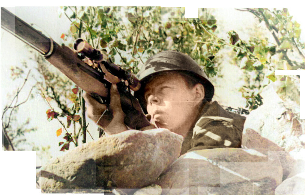 Снайпер на огневой позиции. 1942 г. Фото: goskatalog.ru. Фотография использована в качестве иллюстрации.