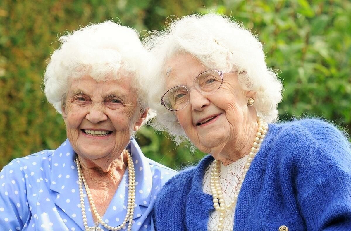 98 лет назад. Бабушки Близнецы. Старушки Близнецы. Пожилые подружки. Две подружки в старости.
