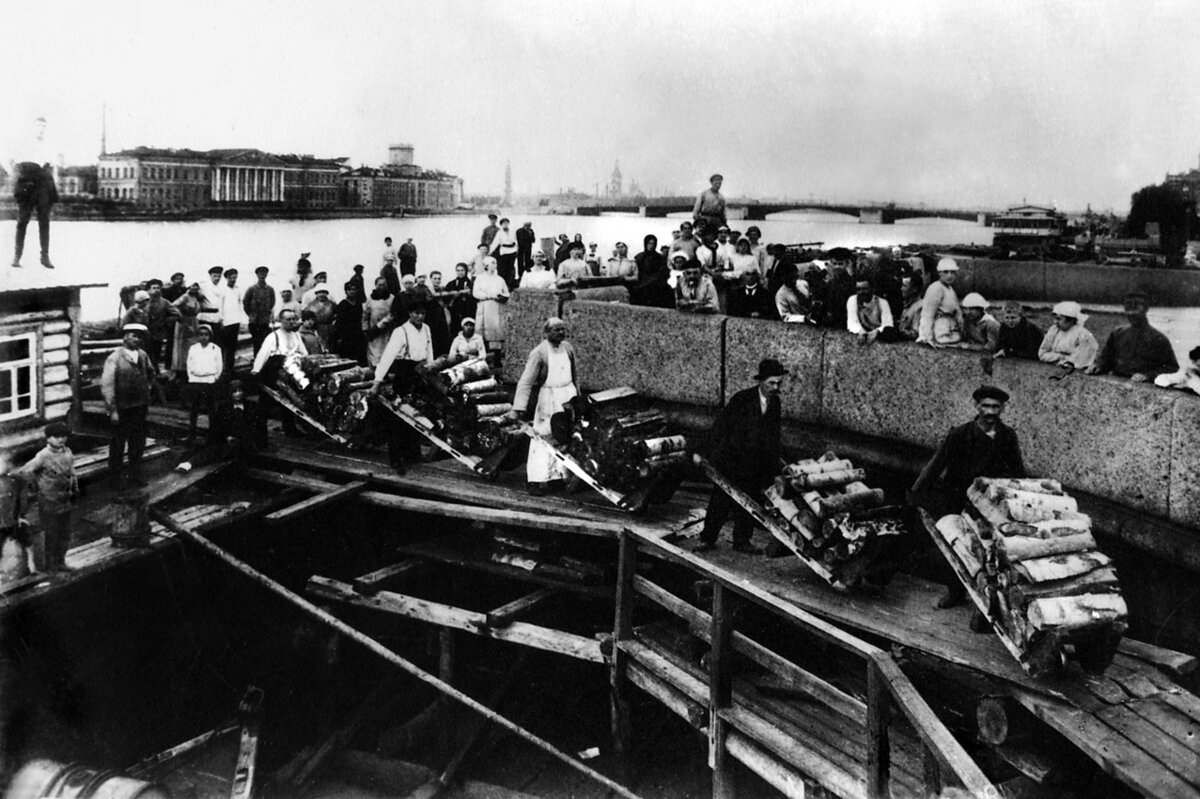 Разгрузка дров, 1920-1930 гг. (Источник фото: сайт Pastvu/ com, http://fotki.yandex.ru/users/p365/album/117135)