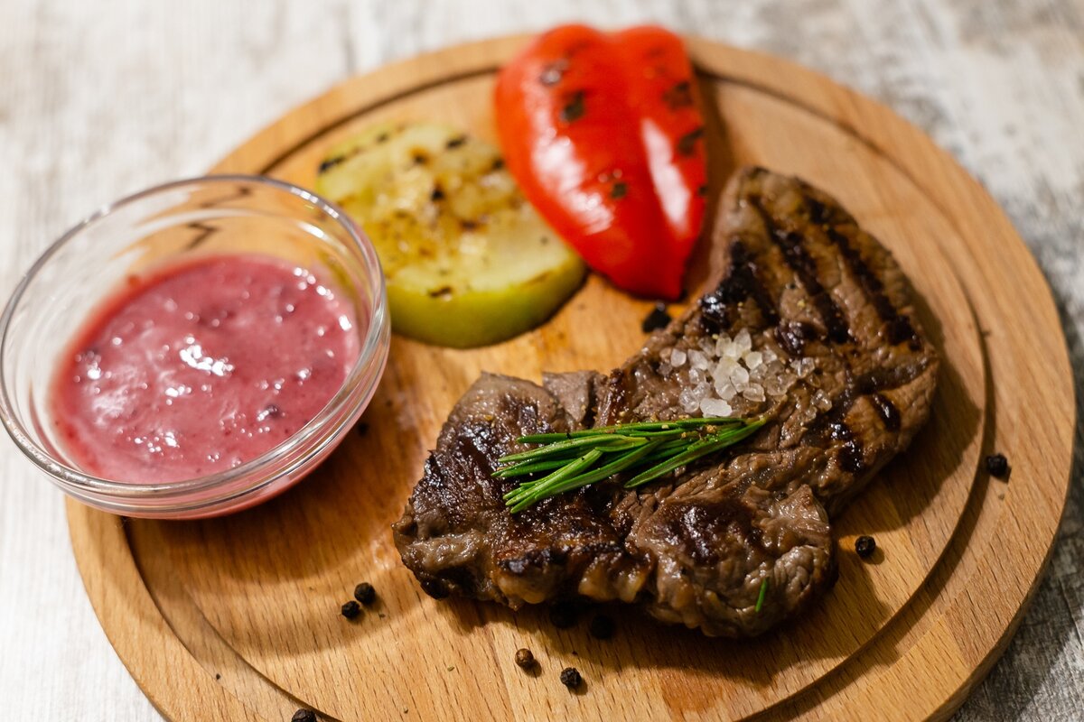 Стейк с овощами гриль.