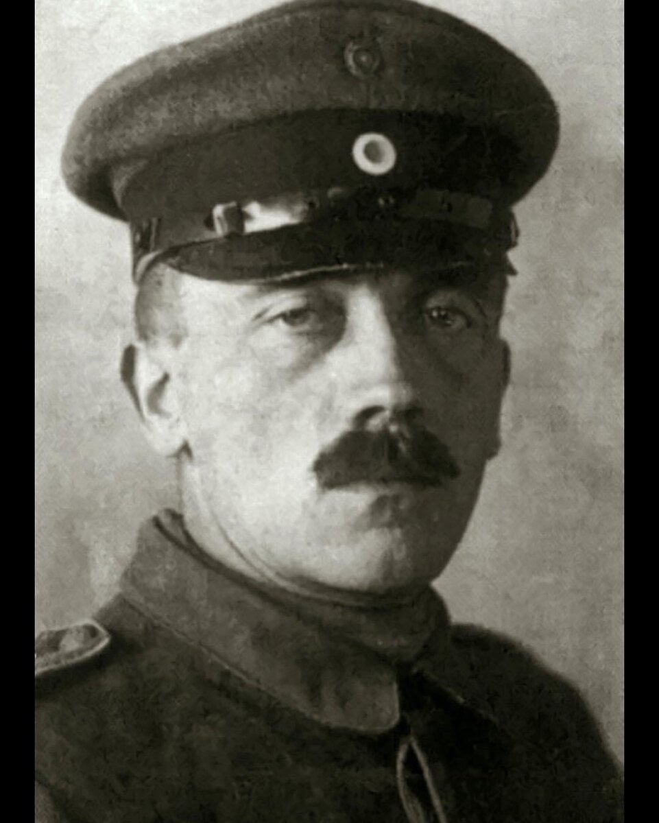 А. Гитлер в форме Первой Мировой войны.
