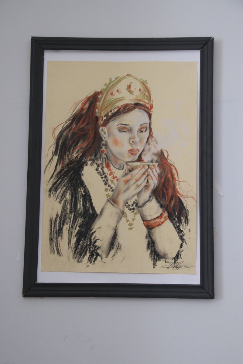 Не нужно считать эту красавицу "славянкой", это обобщённый портрет европеоидной женщины