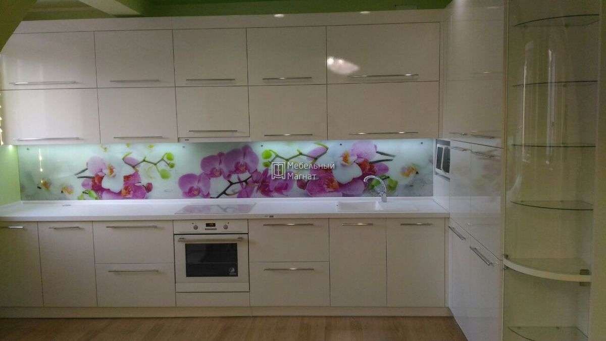 Современная стильная кухня - интересный проект. Большая кухня требует более тщательных замеров, и поэтому к клиентам приехало сразу два человека – дизайнер и мастер. И результат на лицо.