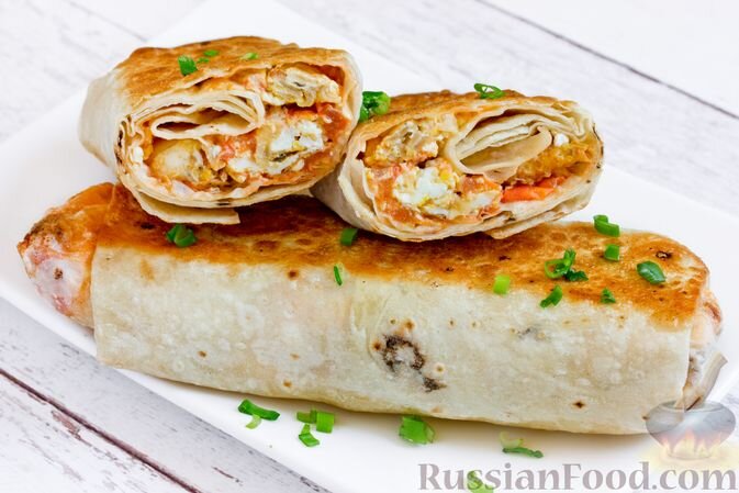 яйца, лаваш, помидоры, лук репчатый, кетчуп, майонез, соль, перец чёрный молотый, масло подсолнечное