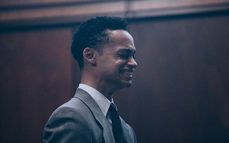  'Когда они нас увидят' (When They See Us), 2019 г.

Роскошный мини-сериал (хотя, скорее просто - многосерийный художественный фильм, ибо к классическому 'ТВ-шоу' он не имеет никакого отношения), основанный на реальной истории несправедливо осужденных подростков. Во многом он дает ответ на вопрос о причинах нынешних протестов в Штатах, хоть эта история началась еще в 1989 г.

Нью-Йорк. 19 апреля 1989 года. 28-летняя Триша Мейли отправляется на пробежку в Центральный парк. Там девушку жестоко избивают, насилуют и оставляют умирать. Через пару часов Мейли находят случайные прохожие; она выживает, но ничего не помнит о нападении и насильнике. Полиция задерживает афроамериканских и латиноамериканских подростков, которые в эту ночь были в парке. Пятеро из них - Раймонд Сантана, Кевин Ричардсон, Антрон Маккрей, Юсеф Салаам и Кори Вайз, становятся главными подозреваемыми, несмотря на то, что они ничего не знают о нападении и изнасиловании, а время нападения не сходится с их местонахождением в парке.

Юристам будет особенно интересно посмотреть на чудовищные процессуальные нарушения, допущенные полицией Нью-Йорка по данному делу при попустительстве прокурора и судьи (многочасовые допросы несовершеннолетних без адвокатов, без перерывов на еду и отдых, начатые без законных представителей, побои и намеренное введение в заблуждение, сокрытие доказательств от защиты и др.). Все это должно было повлечь прекращение дела решением судьи уже на предварительном слушании, но этого, увы, не произошло. Хотя это, наверное, тот случай, когда хочется сказать - 'нам бы их проблемы', но нет, эти проблемы основаны, в первую очередь, на расовых предрассудках и вполне специфичны именно для США (достаточно вспомнить два других громких процесса - по делам Родни Кинга и О Джей Симпсона).

Фактически единственным основанием для обвинения в изнасиловании и нападении на потерпевшую стали признания задержанных мальчиков, которые были записаны на видео и от которых спустя несколько недель все пятеро обвиняемых отказались (та самая 'царица доказательств', но только в инквизиционном, а не состязательном процессе). Кроме того, ни один из ДНК-тестов не связал их с преступлением, а все обнаруженные образцы принадлежали одному, не установленному на тот момент человеку. Однако все апелляции защиты были отклонены.

В фильме отличный сценарий и очень сильные актерские работы. Один балл в минус только за то, что не были показаны процедуры апелляции на приговор, фокус внимания авторов фильма сместился после провозглашения вердикта на разрушенные несправедливым осуждением судьбы героев. Мне, как юристу, было бы интересно посмотреть на то, чем руководствовались вышестоящие суды, отказывая в удовлетворении жалоб осужденных. Впрочем, для художественного произведения это вполне допустимое упрощение.