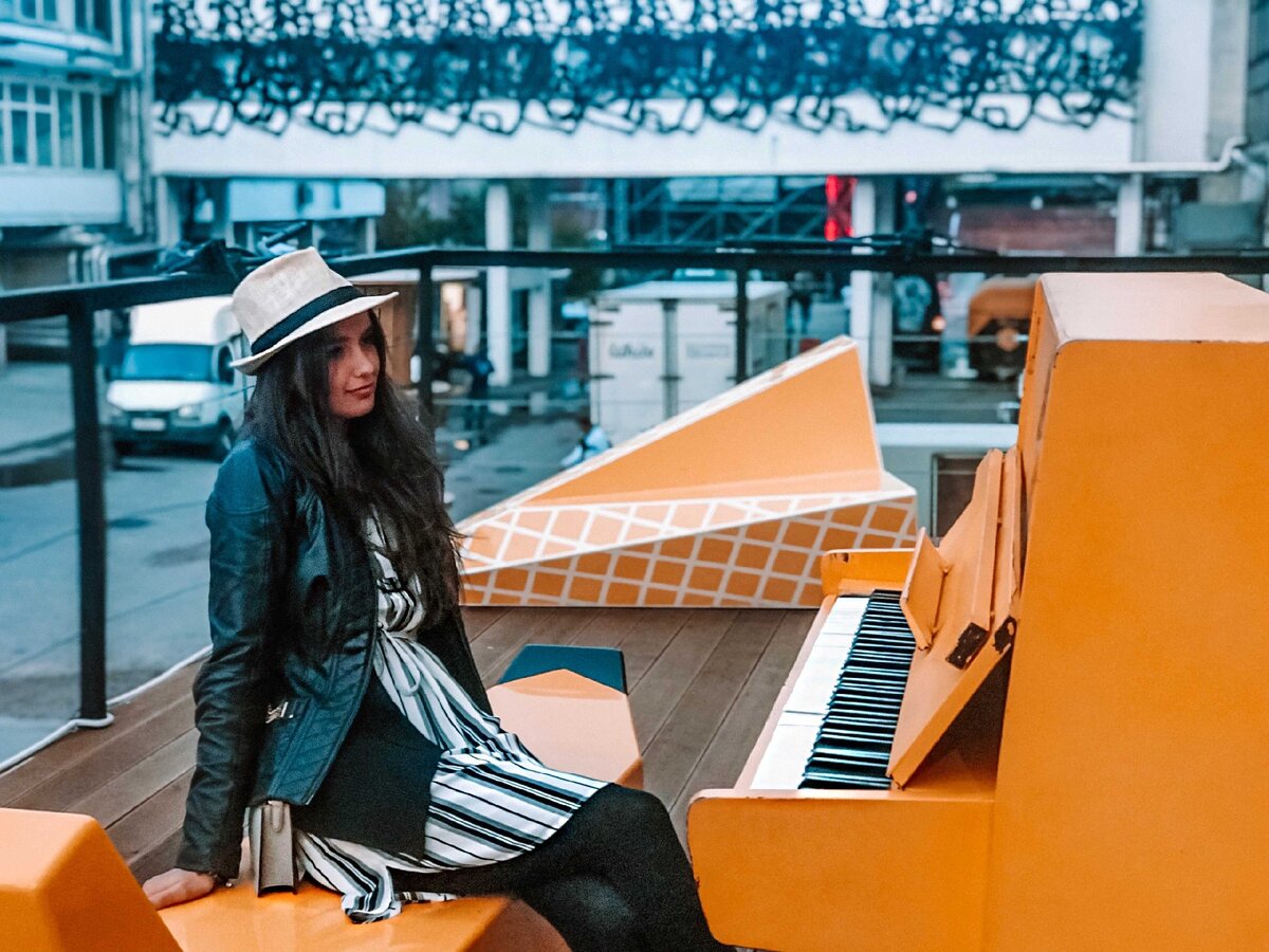 Увидела с друзьями в Севкабеле (Санкт-Петербург) yellow piano, не смогли пройти мимо, сыграла любимые песни друзей)