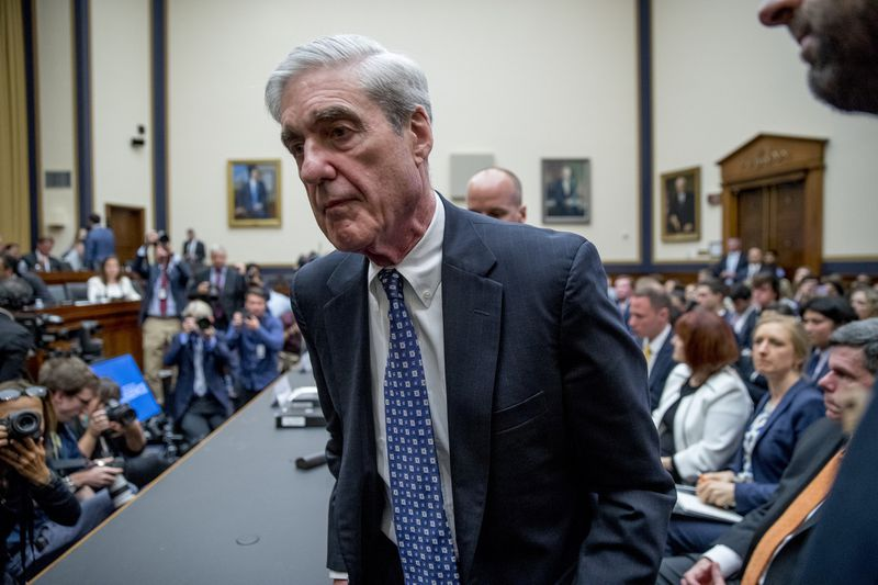 Бывший специальный адвокат Роберт Мюллер берет короткий перерыв от дачи показаний перед слушанием Комитета по разведке Палаты представителей по его докладу о вмешательстве России в выборы, на Капитолийском холме, в Вашингтоне, в среду, 24 июля 2019 года. (Andrew Harnik / AP)