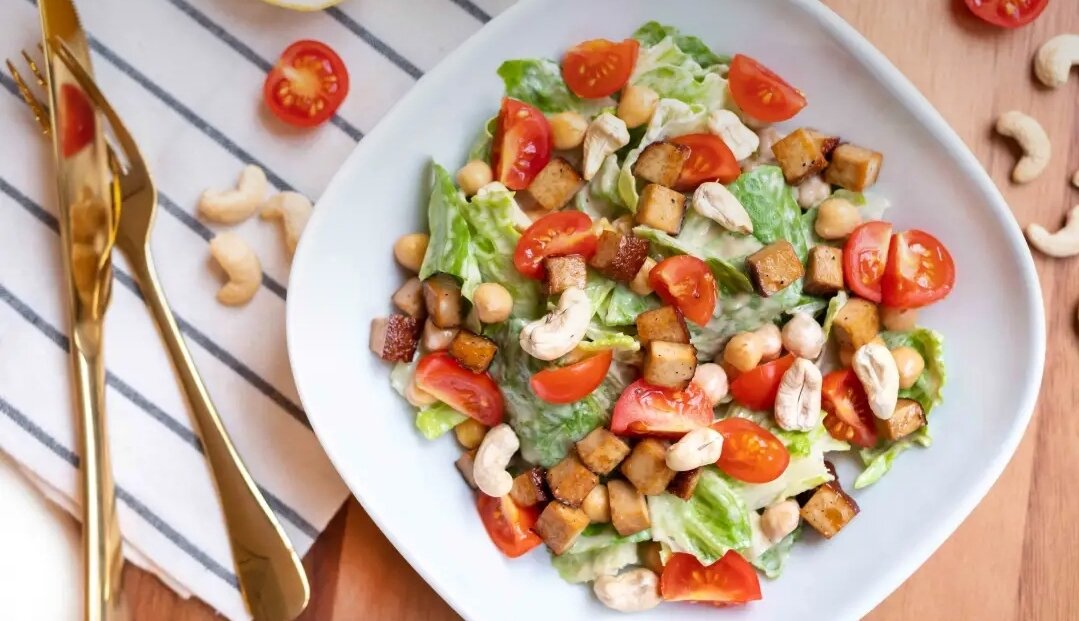 Салат с заправкой из кешью