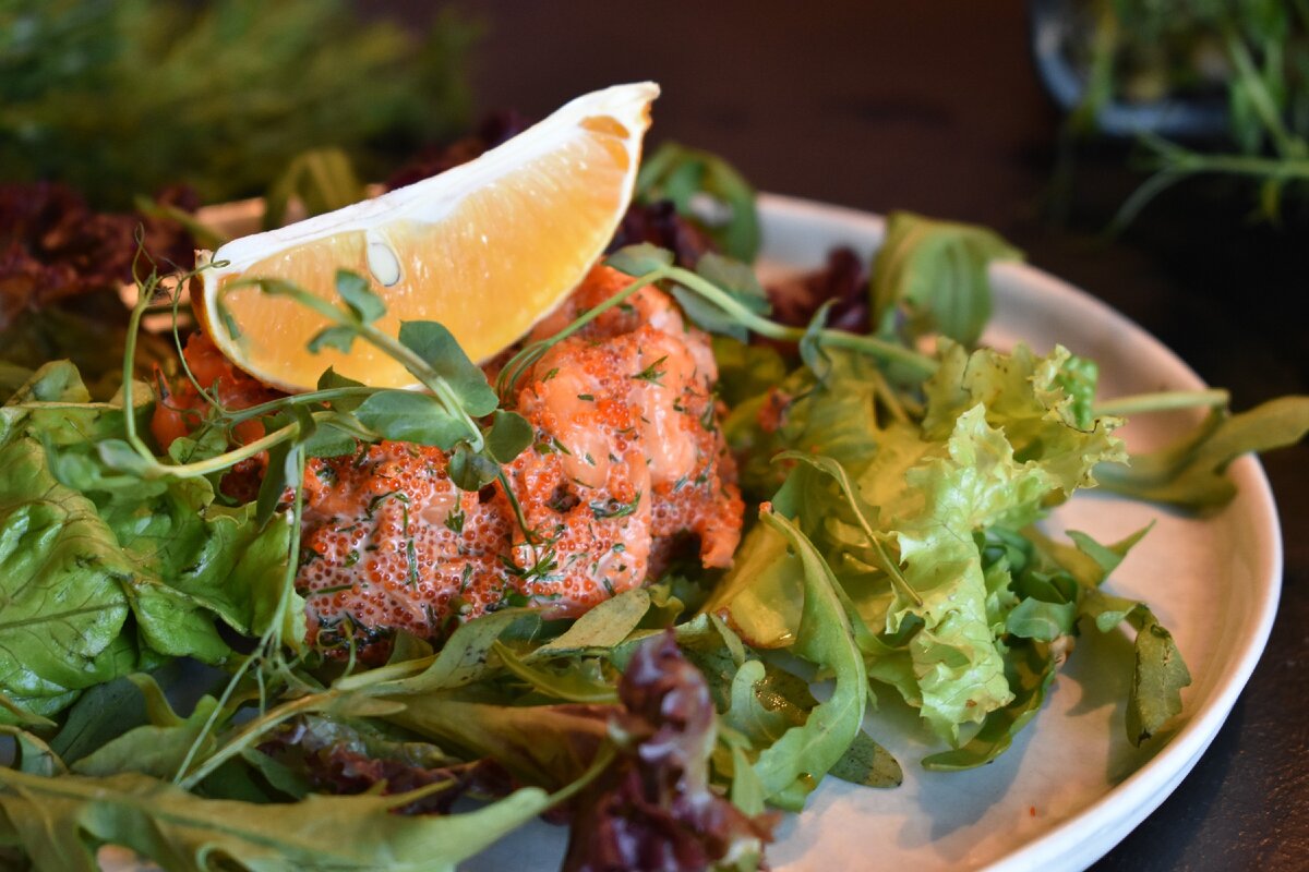 Праздничные блюда #mth_праздничное
Для того, что бы помочь вам накрыть вкусно и красиво праздничный стол.
⠀
Вот и сегодня особенный рецепт, однажды я спросила у своей знакомой которая живёт в Швеции, Ира а какой у вас традиционный салат.
И вот ее дословные слова: "Ну вообщем, креветки не замороженные, укроп, икра мелкая, типа щучьей, майонез.
Что б только смазать, не должно в нем плавать"
⠀
Креветки салатные мелкие 200 гр
Икра тобико (для суши) 2 ст.л.
Майонез 1 ст.л.
Соль перец
Микс салата 70 гр
Укроп 1-2 веточки
⠀
Креветки отварить в кипящей воде в течение трёх минут.
Для аромата в воду можно добавить веточку петрушки, дольку лимона.
Креветки слейте, что бы максимально избавиться от воды.
⠀
Укроп порезать мелко, готовые креветки соединить с икрой, майонезом и укропом.
⠀
От себя я добавила немного микса салата, а в целом можно думаю такой салат и на хлеб намазать, получится вкусный бутерброд ❤️ Спасибо Ире за рецепт ✋
⠀
Аппетита!