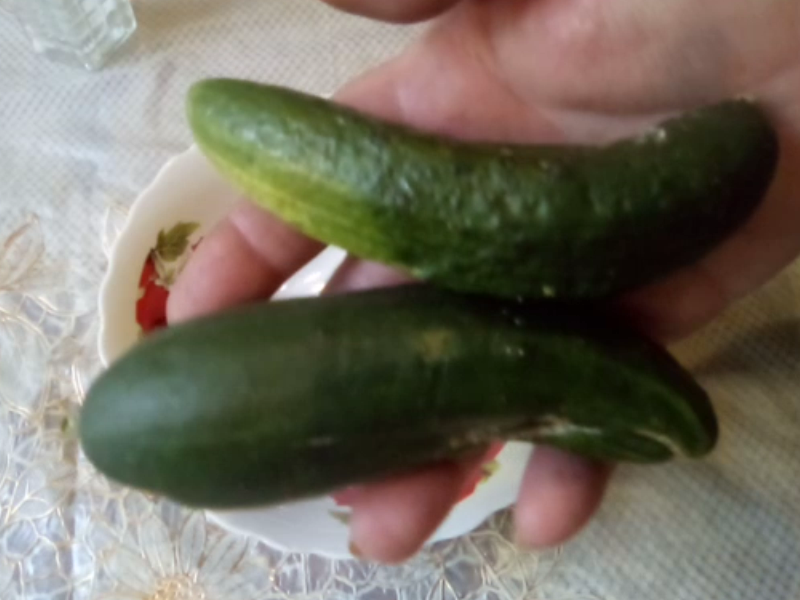 берём 2 огурца