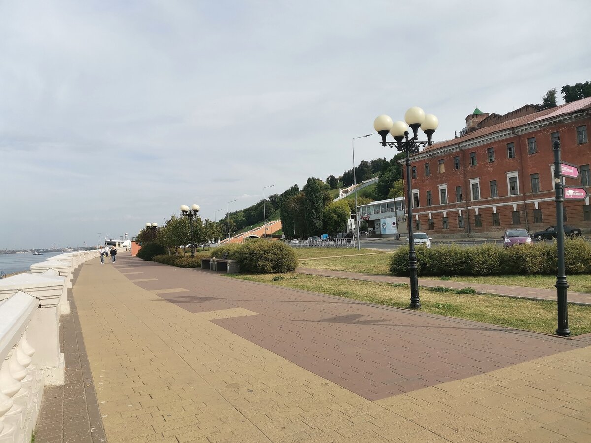 Набережная внизу