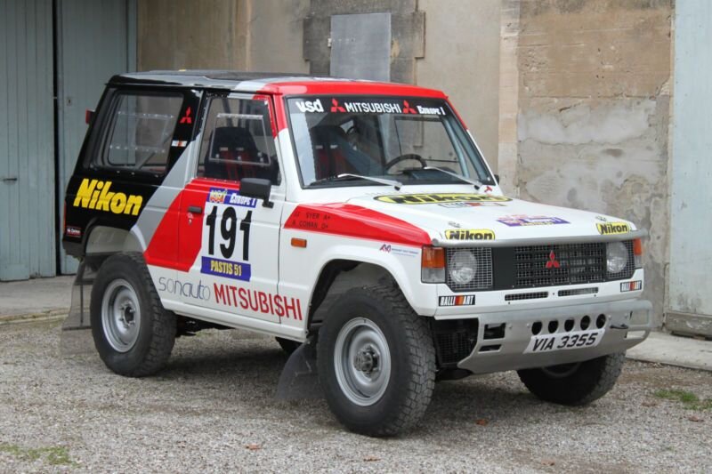 Mitsubishi Pajero 1  поколение, раллийный экземпляр. Современник 70-го Крузака. Источник фото: Pinterest.