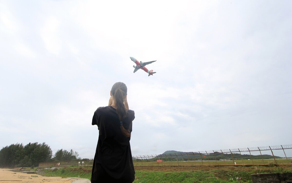Самое популярное место на Пхукете, где, рядом с пляжем располагается аэропорт. Представляете, в какой ГУЛ мы ночевали в своей палатке?!