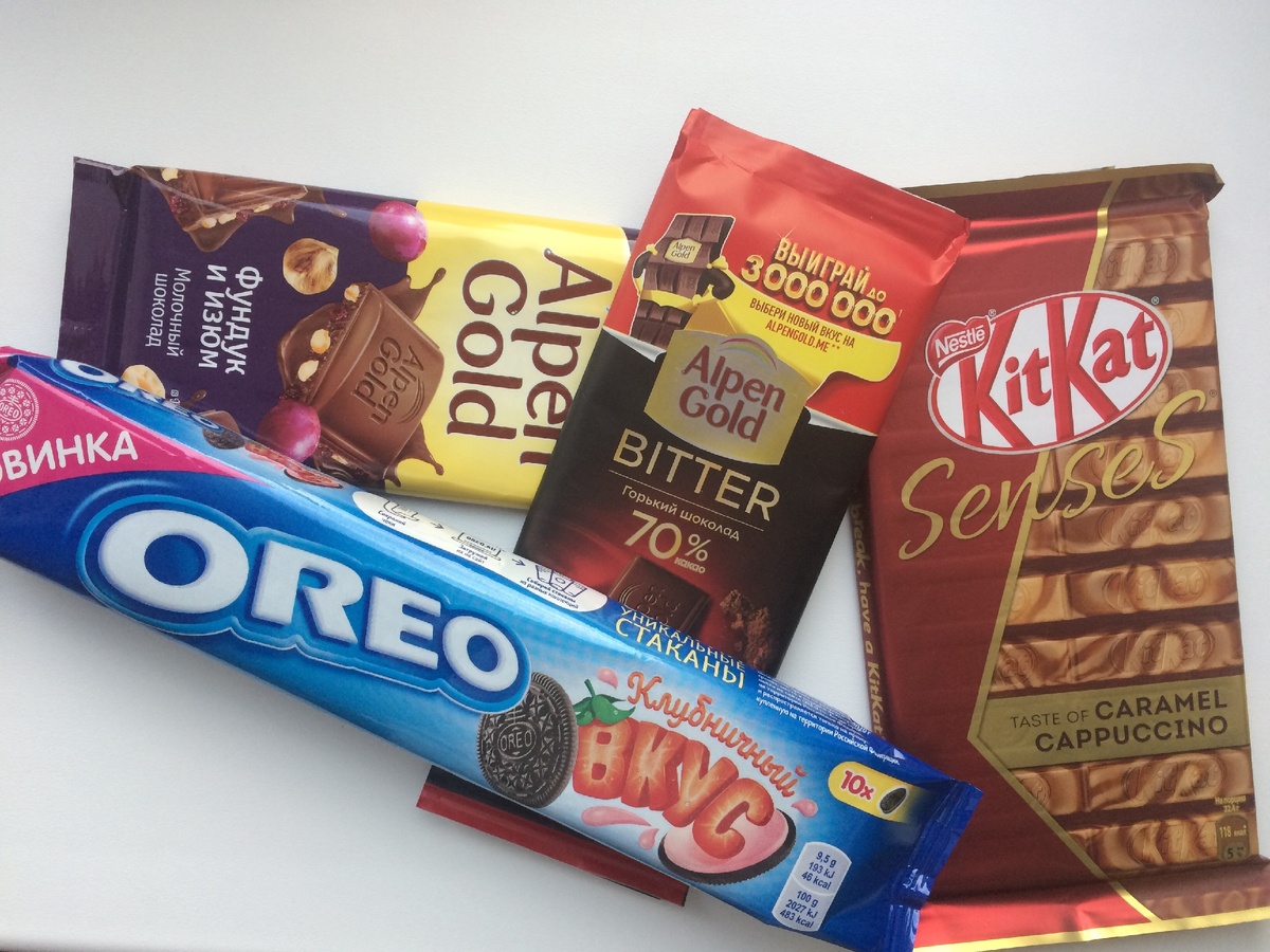 Вот такие продукты питания в кондитерском отделе сети магазинов "Магнит" я приобрела сегодня по отличным скидкам: шоколад горький / молочный с фундуком и изюмом торговой марки Alpen Gold, смесь белого и молочного шоколада с хрустящей вафлей со вкусом капучино и карамели торговой марки KitKat Senses, печенье с какао и клубничной начинкой торговой марки Oreo