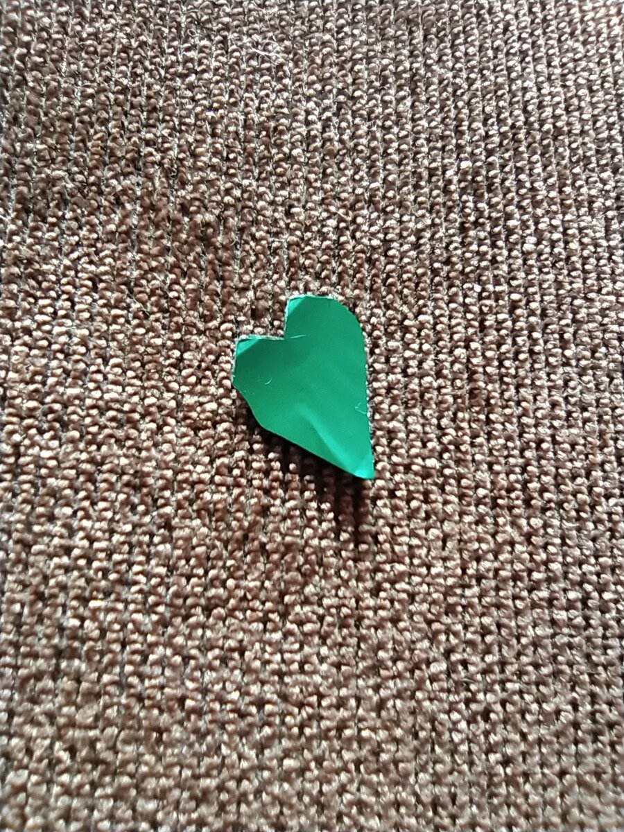 Нашла в утешение. От фантика отвалилось ровное сердечко, тип, вселенная тебя любит, не расстраивайся. 