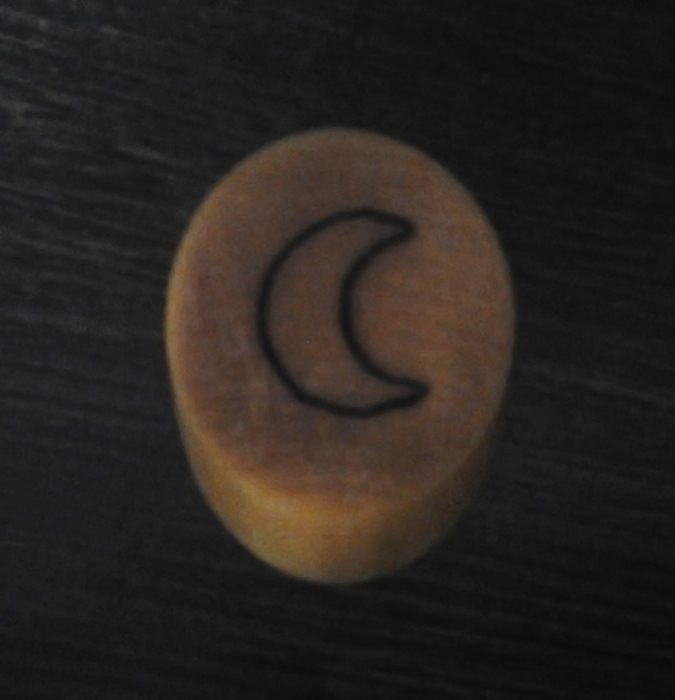 лунная руна наручи. полумесяц и руны. руническая луна. руны ведьм. руна полумесяц.