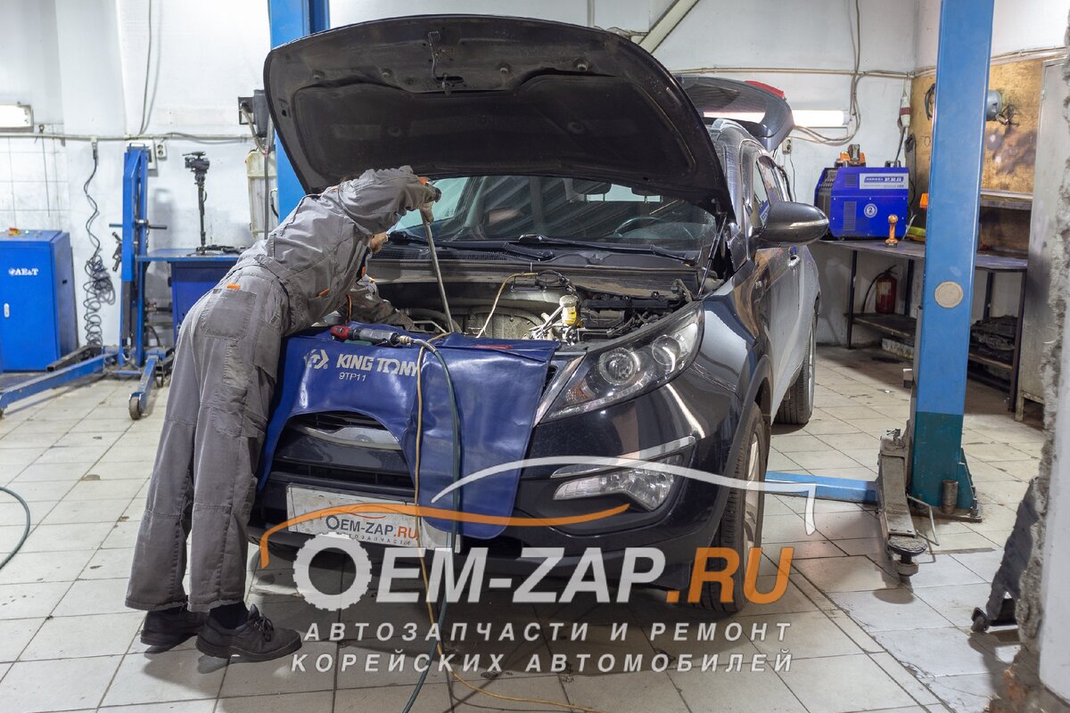На фото Kia Sportage 3 в автосервисе oem-zap
