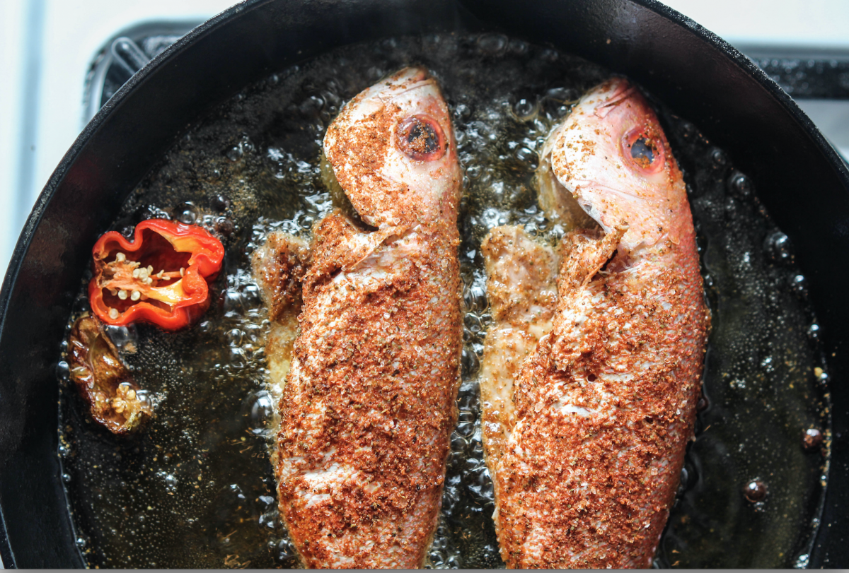 Жареная рыба в замасленной майке. Рыба жареная. Жареная рыбка. Жареная рыба на сковороде. Специи для рыбы.