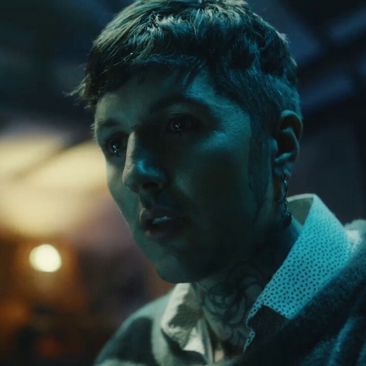 Оливер Сайкс на съёмках клипа Teardrops