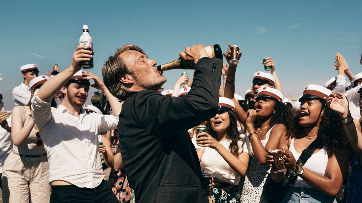 Заключительная сцена фильма: выпускники празднуют окончание школы с учителем. Кадр из датского  фильма "Питиё"  https://soundvenue.com/musik/2020/10/lad-os-alle-skaale-for-druk-og-scarlet-pleasures-perfekte-symbiose-426492